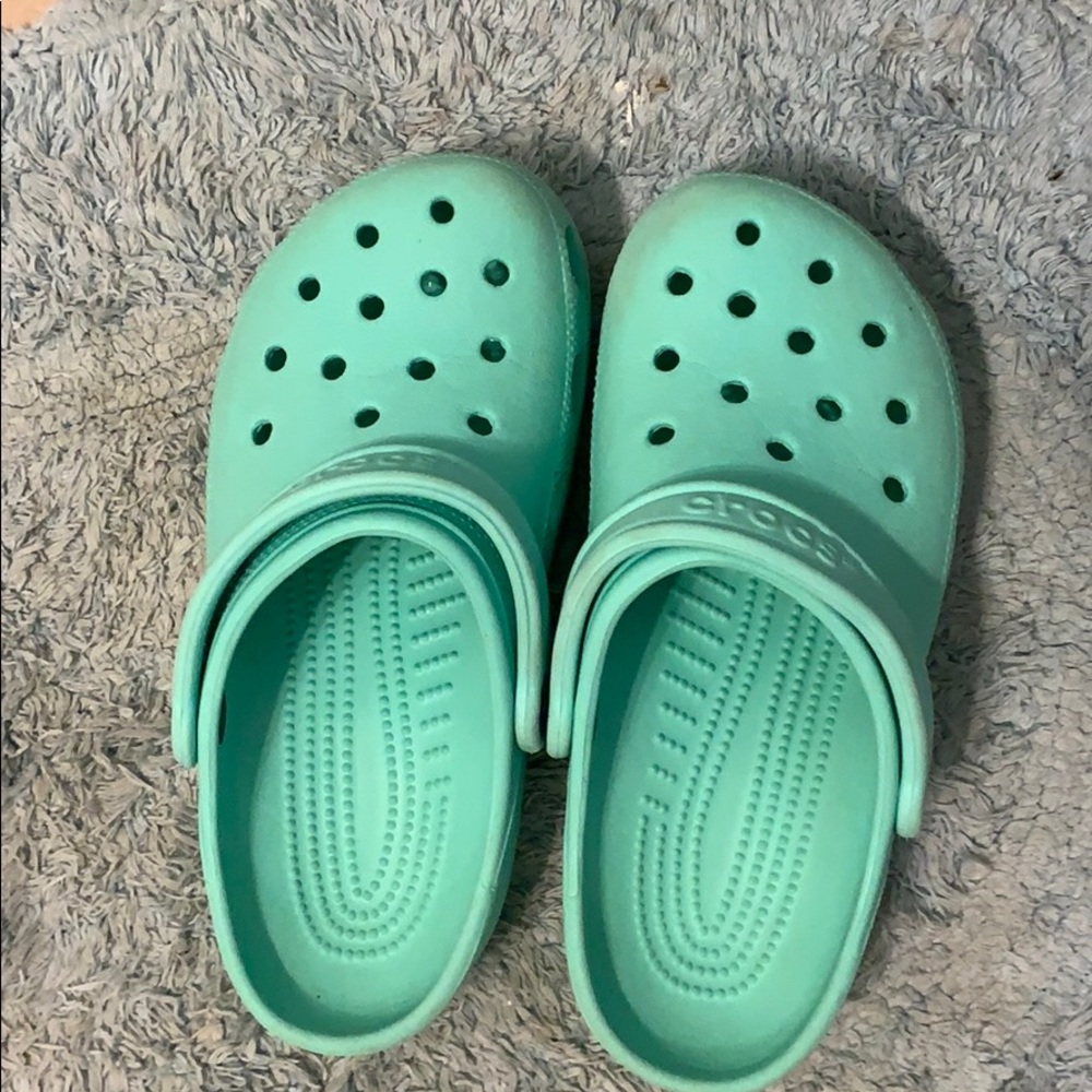 Women’s 7 and men’s 5 teal crocs
